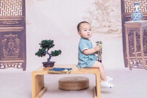 明港女宝宝换尿布